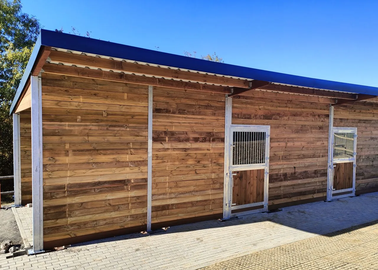 Pferdeboxen kaufen & Pferdestall bauen | Robuste Außenställe